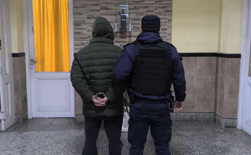 Investigaban un robo y encontraron un arma de aire comprimido y droga