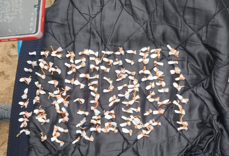 Lo persiguieron tras intentar huir y descubrieron que llevaba 160 dosis de cocaína