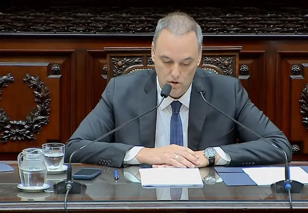 La Justicia le prohibió salir del país a Manuel Adorni en la causa por enriquecimiento ilícito