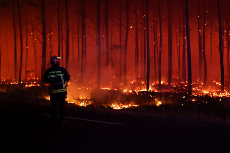 Los incendios avanzan sin control en España y Francia: hay más de 170.000 evacuados y miles de hectáreas arrasadas