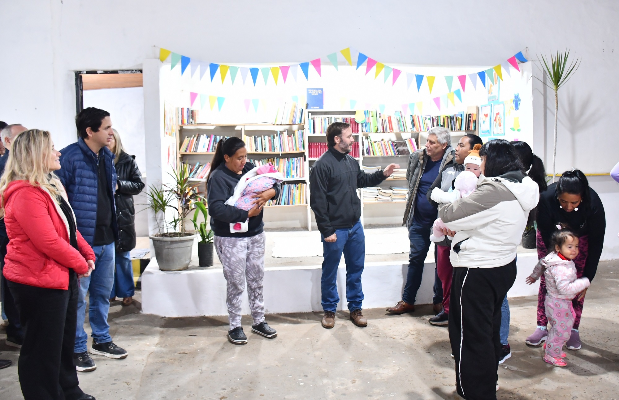 Un salón comunitario, que era usado como local bailable, pasó a ser un espacio de lectura y formación