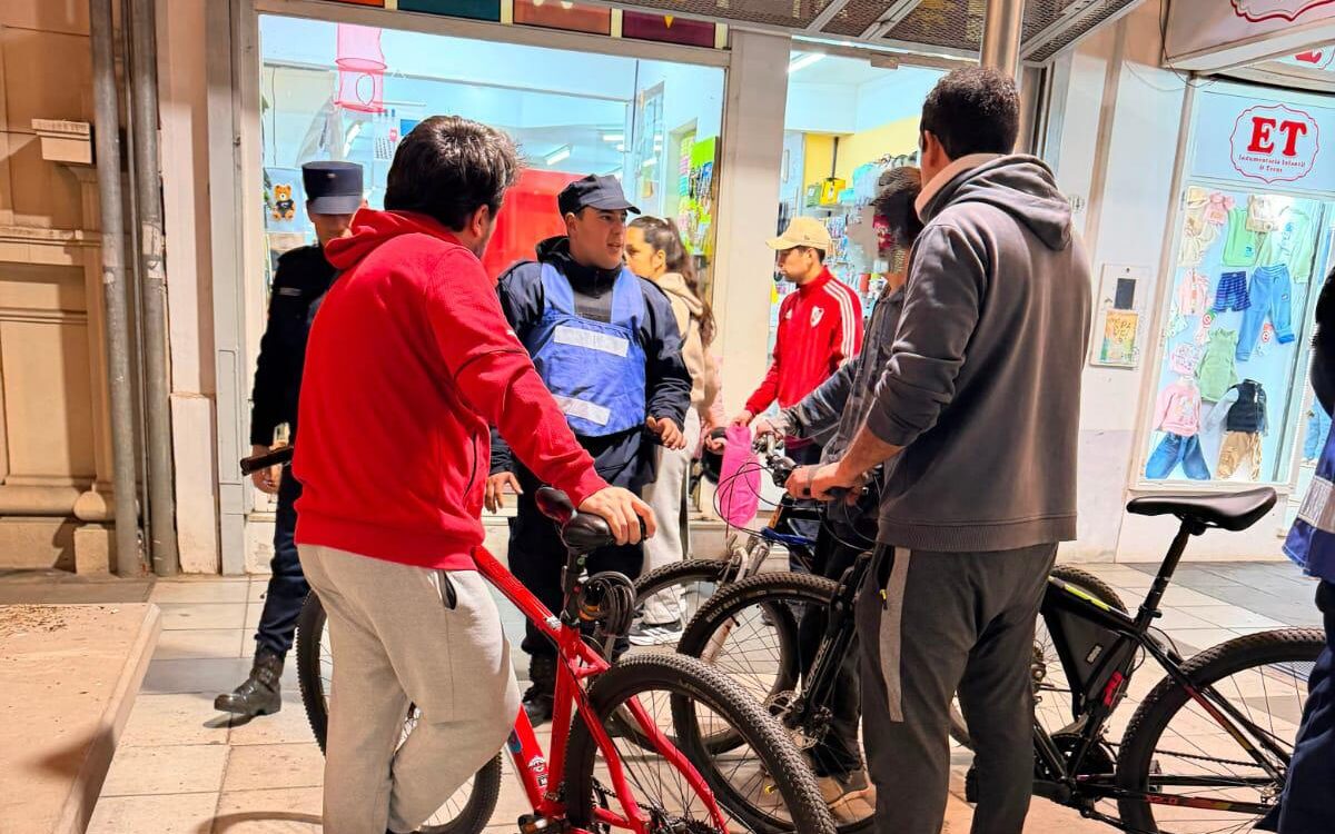 Operativo de prevención en la Peatonal y plazas: concientizaron sobre el uso de bicicletas en espacios no habilitados