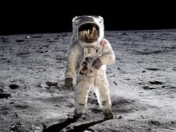 buzz-aldrin-durante-la-mision-apolo-11-en-el-visor-de-su-casco-se-reflejan-neil-armstrong-y-el-modulo-lunar-eagle-foto-reuters-J72FQ2D5IBCSTCRUIAUCNSJMKE