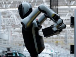 crearon-un-robot-que-es-capaz-de-cambiar-su-propia-bateria-de-forma-autonoma-sin-ayuda-humana-FHP3VFRPOJCFZG65BJ5QMYCP5A