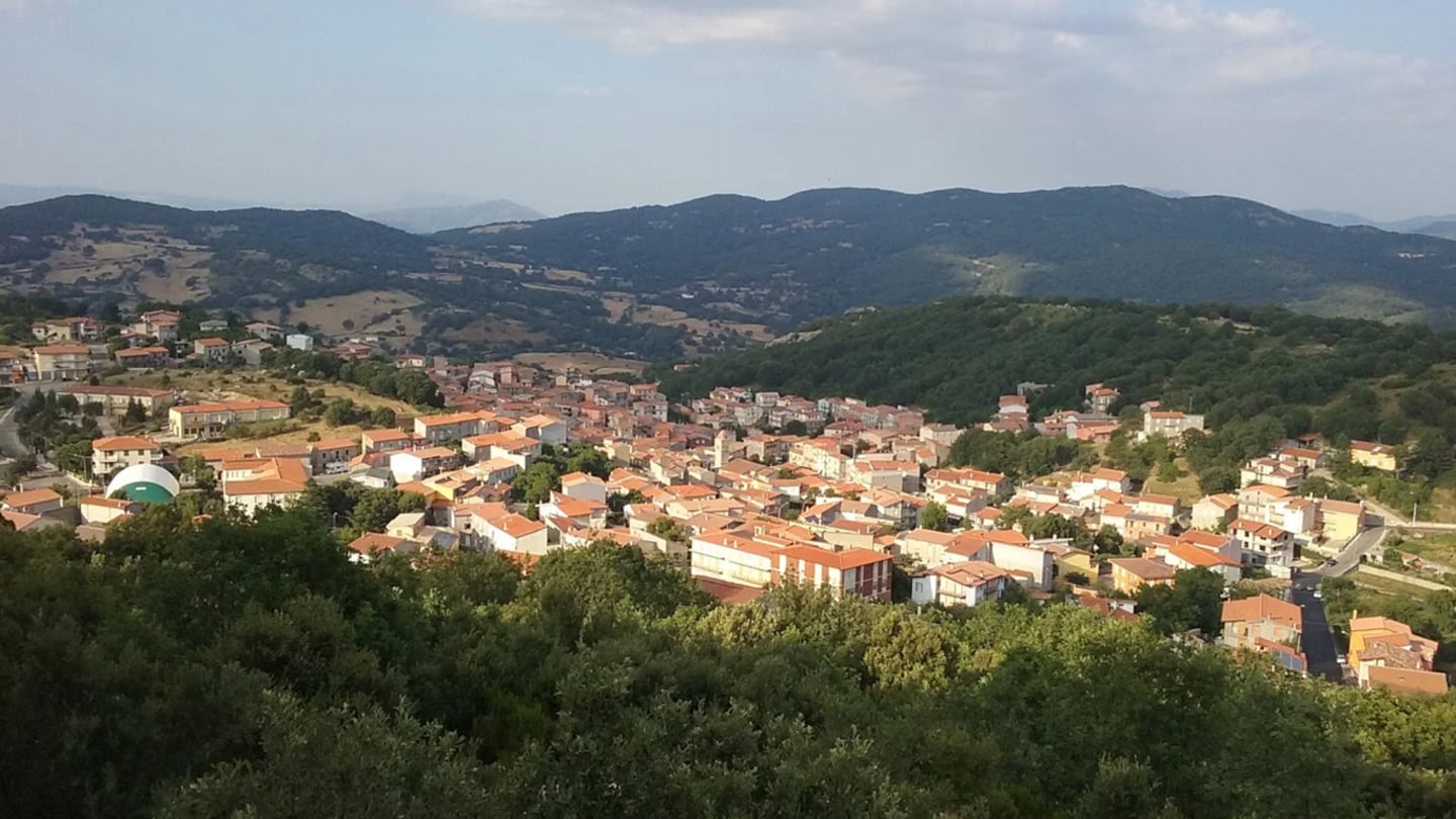 Un pueblo de 1129 habitantes busca vecinos: ofrece casas listas para mudarse entre las montañas y alquiler pago por el municipio