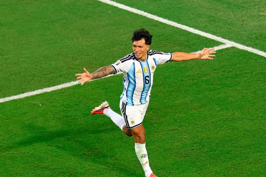 Argentina sufrió, pero avanzó a octavos del Mundial con un gol del entrerriano Lisandro Martínez