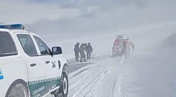 Histórica tormenta de nieve en Catamarca deja varados a cuatro trabajadores en la puna: desesperado operativo de emergencia