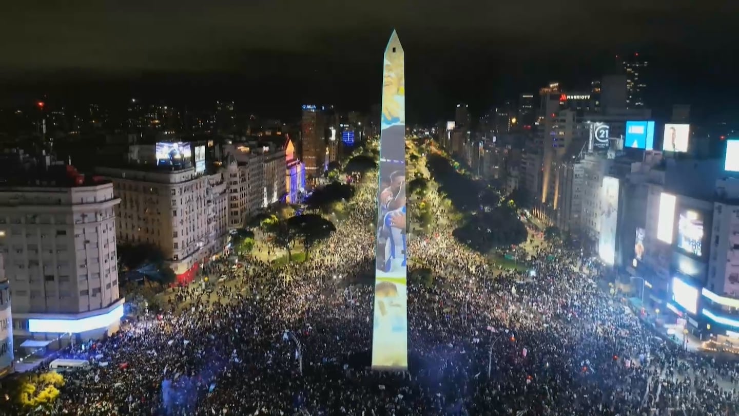 Entre el orgullo y la tristeza, miles de hinchas se juntaron en el Obelisco para reconocer la entrega de la Selección