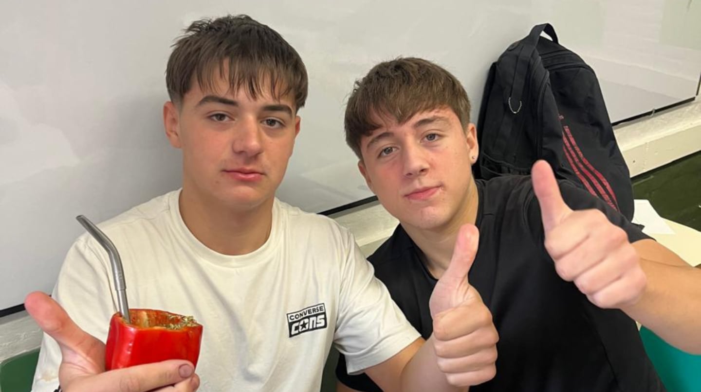 De un tubo de papas a un microondas: la historia de dos adolescentes que preparan mate en los objetos más insólitos