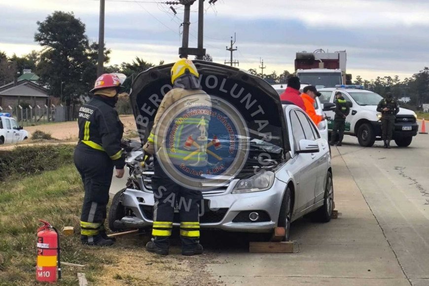 Triple choque: Colisionó contra un camión vial y terminó impactando a otro auto en la Autovía 14