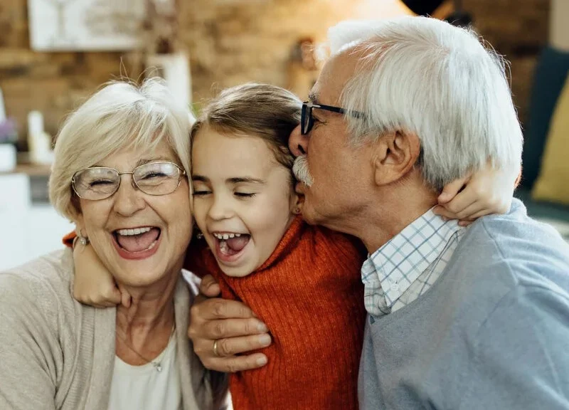 La Parroquia del Valle invita a celebrar el Día de los Abuelos y convoca a donar regalos para sorprender a los adultos mayores