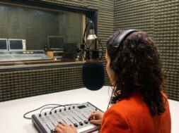 la-locutora-gano-el-caso-y-debera-ser-indemnizada-foto-imagen-generada-con-ia-ZPAGI2HEWREMFALEZQHPN56NCE