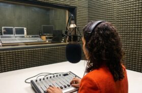 la-locutora-gano-el-caso-y-debera-ser-indemnizada-foto-imagen-generada-con-ia-ZPAGI2HEWREMFALEZQHPN56NCE