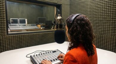 la-locutora-gano-el-caso-y-debera-ser-indemnizada-foto-imagen-generada-con-ia-ZPAGI2HEWREMFALEZQHPN56NCE