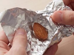 llevar-una-almendra-envuelta-en-papel-aluminio-para-que-sirve-y-por-que-lo-recomiendan-foto-imagen-generada-con-ia-gemini-VC4RX64ZFRGC5FBCIL3PPYPIVA