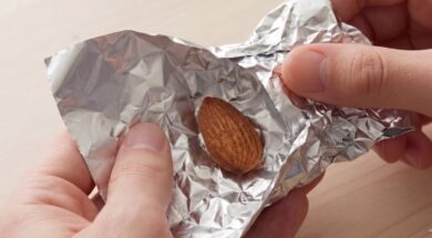 llevar-una-almendra-envuelta-en-papel-aluminio-para-que-sirve-y-por-que-lo-recomiendan-foto-imagen-generada-con-ia-gemini-VC4RX64ZFRGC5FBCIL3PPYPIVA