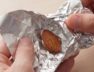 llevar-una-almendra-envuelta-en-papel-aluminio-para-que-sirve-y-por-que-lo-recomiendan-foto-imagen-generada-con-ia-gemini-VC4RX64ZFRGC5FBCIL3PPYPIVA