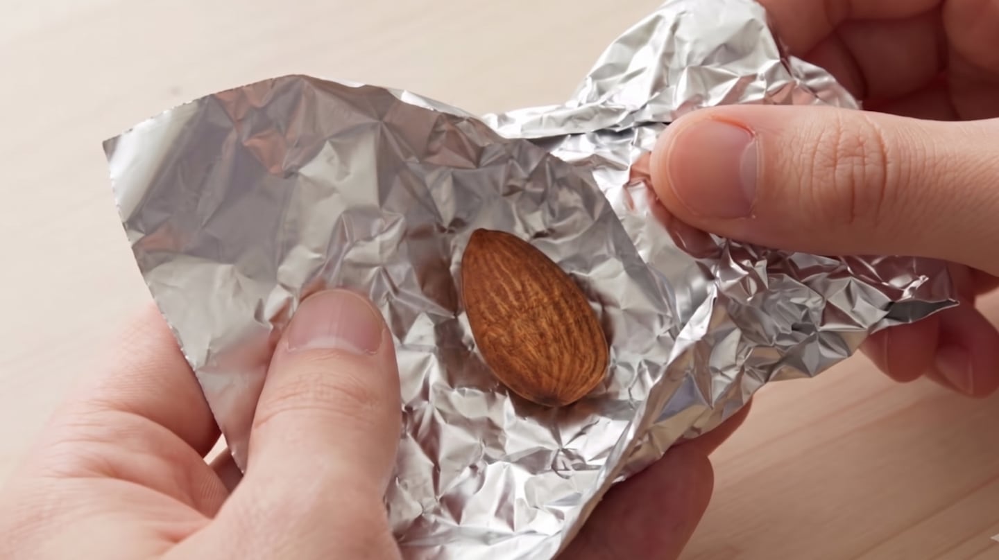 Llevar una almendra envuelta en papel aluminio: para qué sirve y por qué lo recomiendan