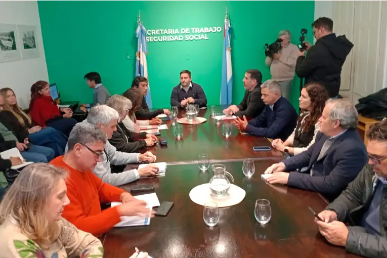 El Gobierno afirmó que hizo oferta “superadora”, pero los gremios docentes la rechazaron