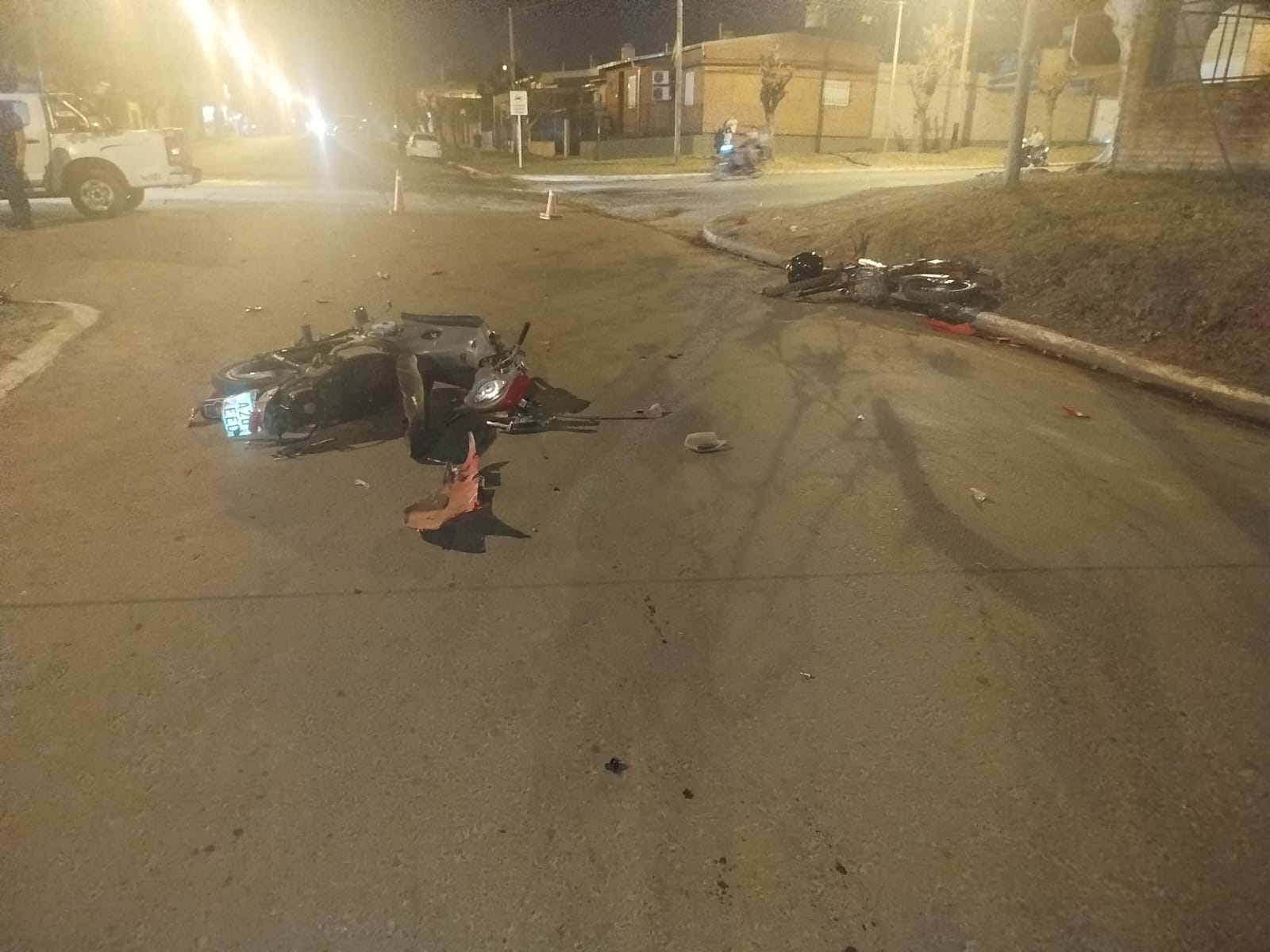 Un menor y un joven fueron hospitalizados tras un choque entre motos