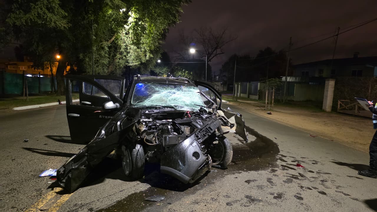 Un joven resultó gravemente herido tras chocar contra dos árboles en avenida Eva Perón