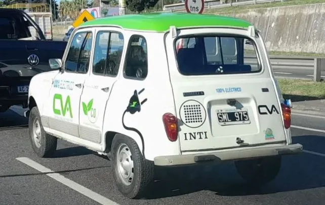 Convirtió una Renoleta en auto eléctrico y gastó apenas 1.100 pesos para hacer 100 kilómetros