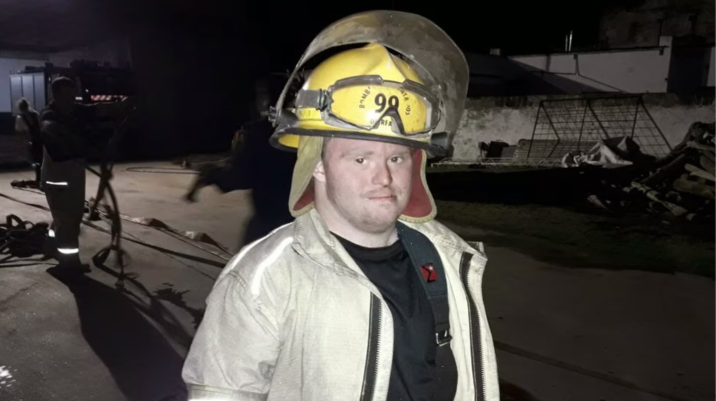 Tiene síndrome de Down, una imagen despertó su vocación de ser bombero y decidió perseguir su sueño pese a las dudas de su familia