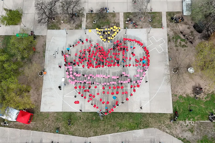 Cientos de personas formaron el “corazón más grande del mundo” en Paraná