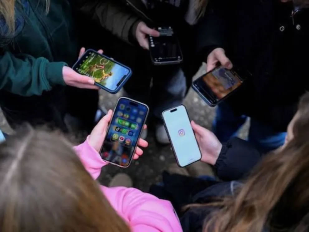 Un estudio vinculó el uso temprano de redes sociales con un menor rendimiento escolar