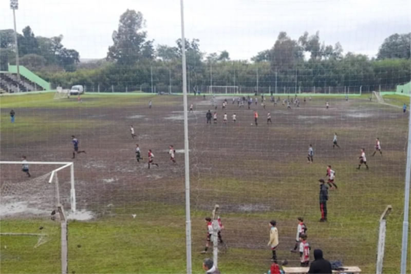 Cuestionan el deterioro del campo de juego del Estadio Ciudad de Concordia tras varios días de fútbol juvenil
