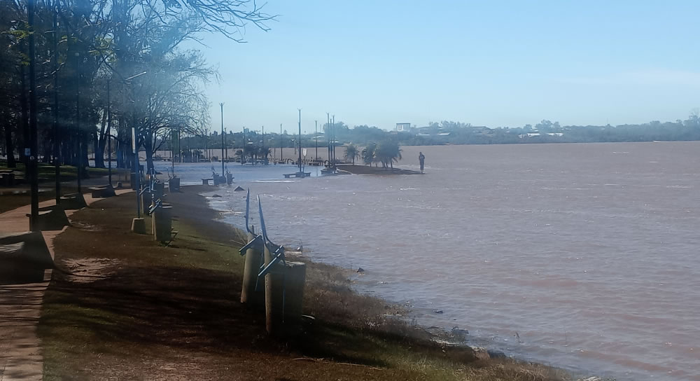 Bajan el caudal en Salto Grande y el río Uruguay da un respiro a Concordia con una clara tendencia al descenso