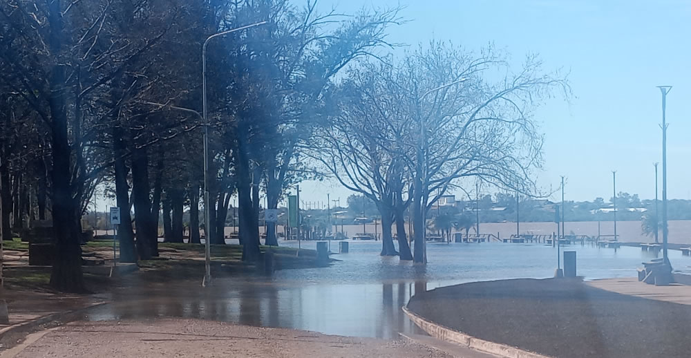 Advierten por nuevos robos y vandalismo en la Costanera durante las crecientes