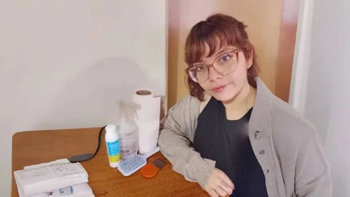 Una mujer ideó un servicio único: saca piojos a domicilio a niñas y niños