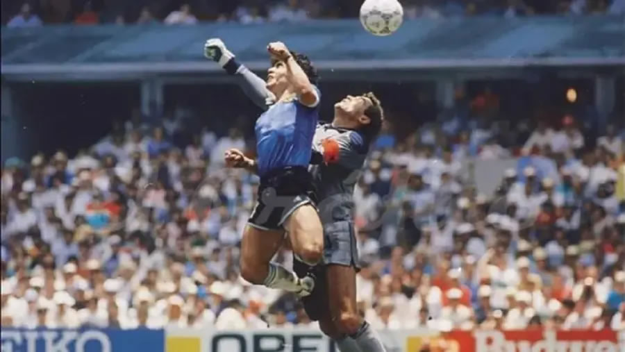 Subastaron la pelota con la que Maradona hizo la “Mano de Dios” y el “Gol del Siglo”: pagaron u$s3,35 millones