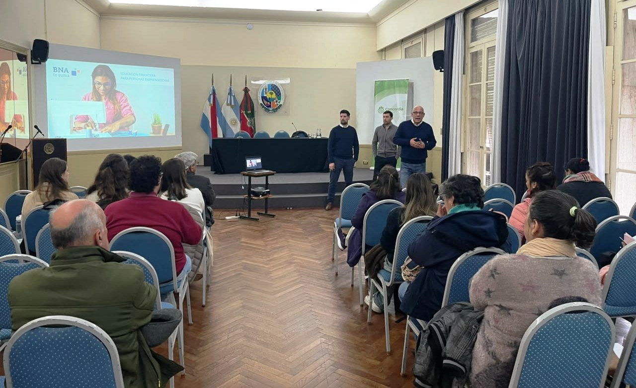 Emprendedores y comerciantes se capacitaron en educación financiera y plan de negocios