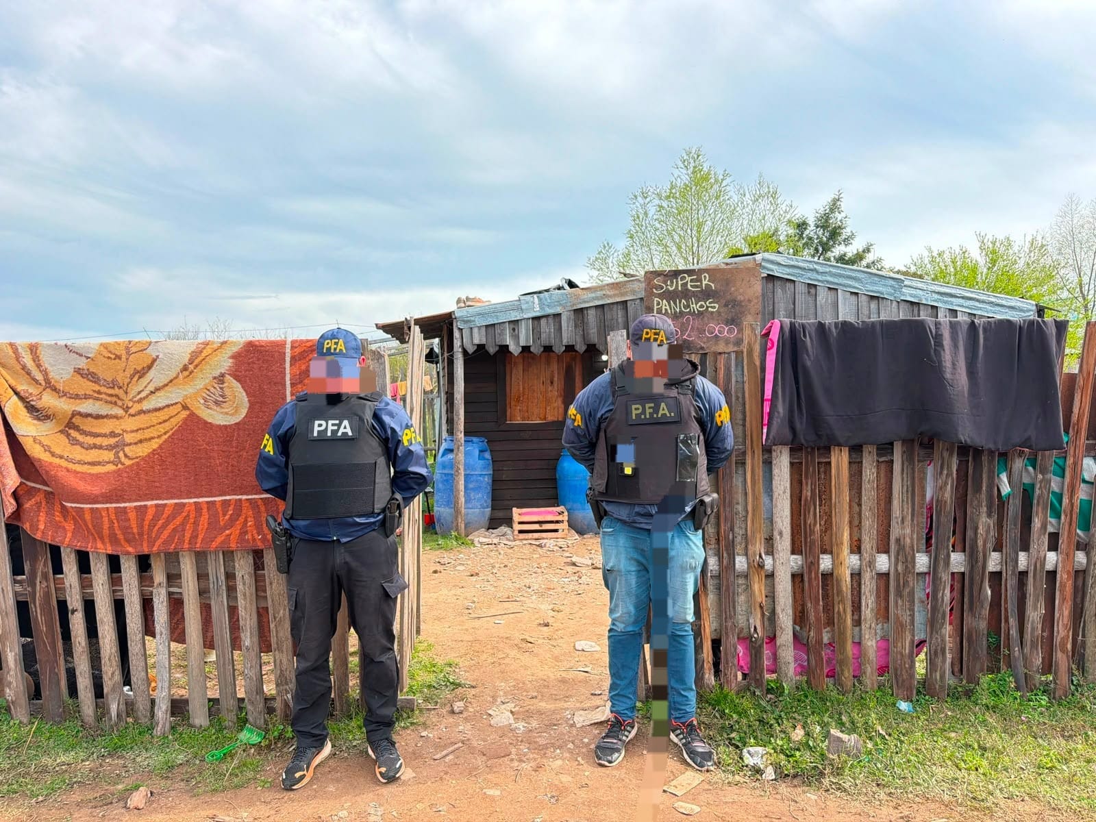 Cuatro detenidos tras tres allanamientos en el barrio Carretera La Cruz por una causa de narcomenudeo