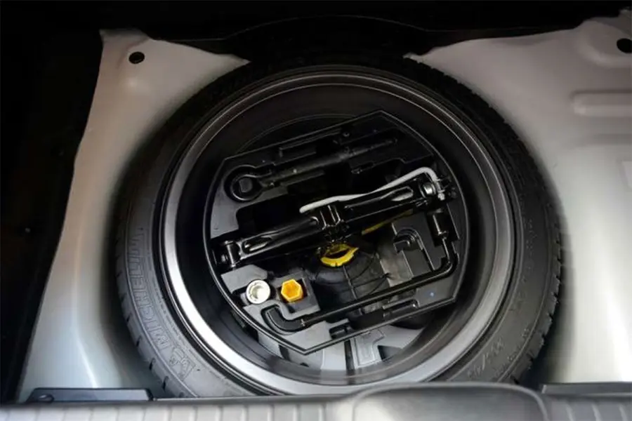 Por qué los autos nuevos llegan sin rueda de auxilio y qué ofrecen en su reemplazo