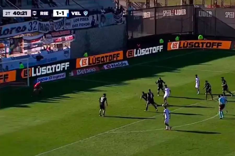 La AFA suspendió a dos árbitros por la polémica decisión de anular un gol de Vélez ante Riestra