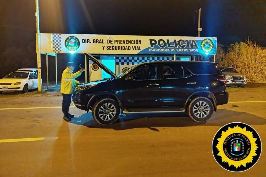 Intentaron camuflar camioneta robada con patente extranjera y cayeron en un acceso a Entre Ríos