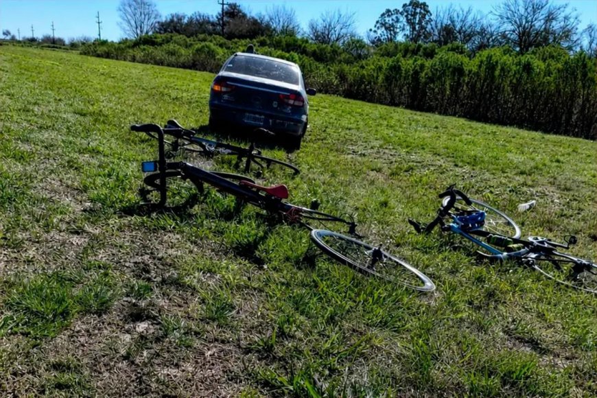 Un auto se despistó y chocó contra tres ciclistas que estaban detenidos en la banquina