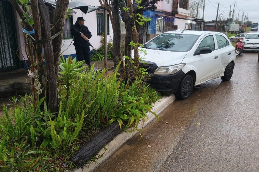 Un joven de 21 años dio 1,79 g/l de alcohol tras terminar con su auto sobre la vereda