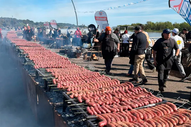 Se realizó en la costanera de Paraná la choripaneada más grande del mundo
