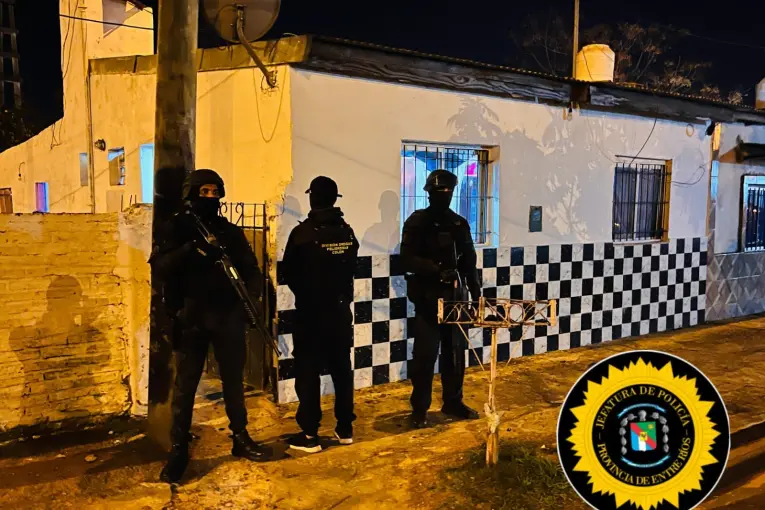 Allanaron cuatro domicilios por narcomenudeo y detuvieron a un joven