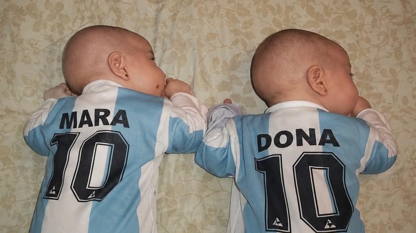 Mara y Dona, las mellizas que homenajean a Diego Maradona con sus nombres, cumplieron 15 años: cómo están hoy