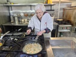 teresa-cocinando-hace-unas-semanas-foto-gentileza-maria-teresa-corradini-de-barbera-J4EZIURBTNB3TI472Z3FMADDOI