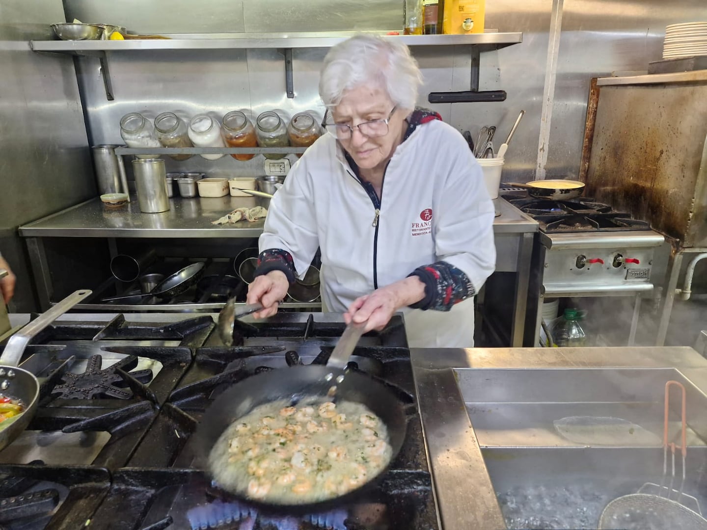 Tiene 92 años, creó un imperio gastronómico y todavía entra a las cocinas para probar cada plato