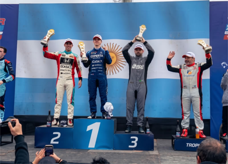 Con el triunfo de Tiago Pernía y Raphael Reis, el TCR South America hizo un debut histórico en Concordia