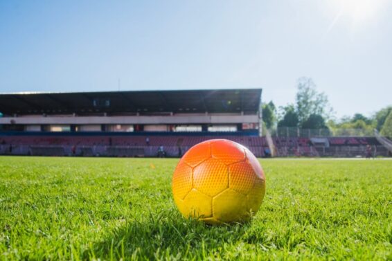 un-hombre-de-43-anos-murio-tras-descompensarse-mientras-jugaba-un-partido-de-futbol-en-cordoba-foto-freepik-MYJS5MQPQBAZXLWJTQHCHVRGOY