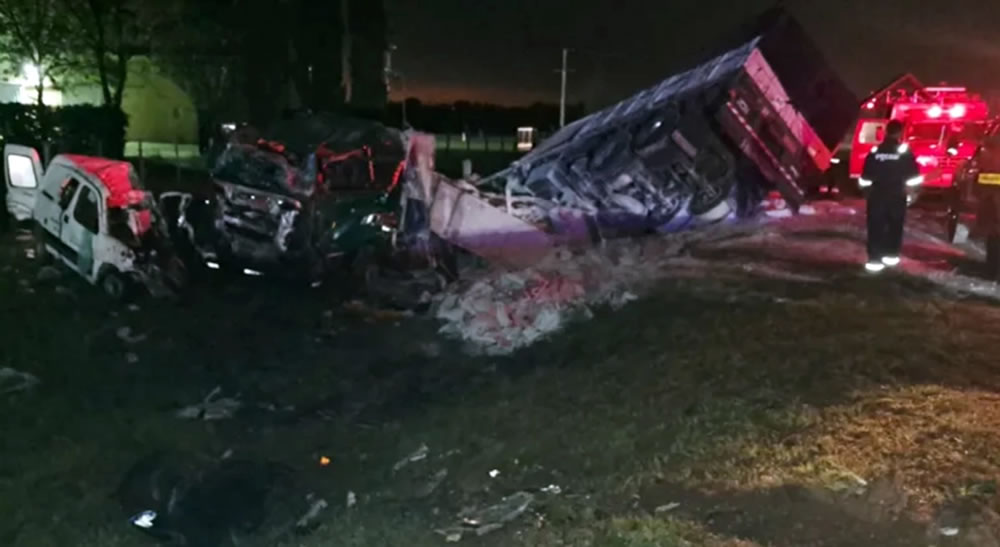 Un choque frontal entre un camión y una camioneta dejó tres víctimas fatales