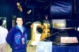 figueredo-junto-a-un-modelo-de-la-nave-galileo-en-el-jpl-foto-cortesia-patricio-figueredo-DJBW3APS2BCL7KG2GD3CGZIOEM